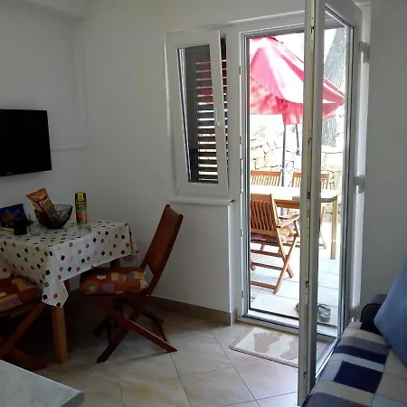 Leo Apartment